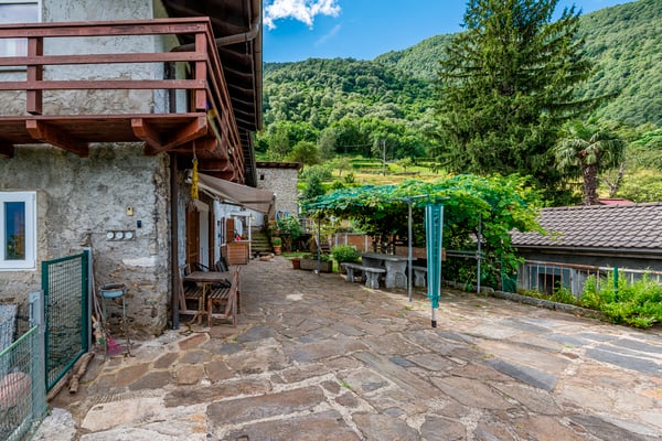 Casa ticinese con 20'000 m di terreno, piscina e rustico 8