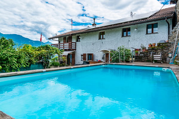 Casa ticinese con 20'000 m di terreno, piscina e rustico 10