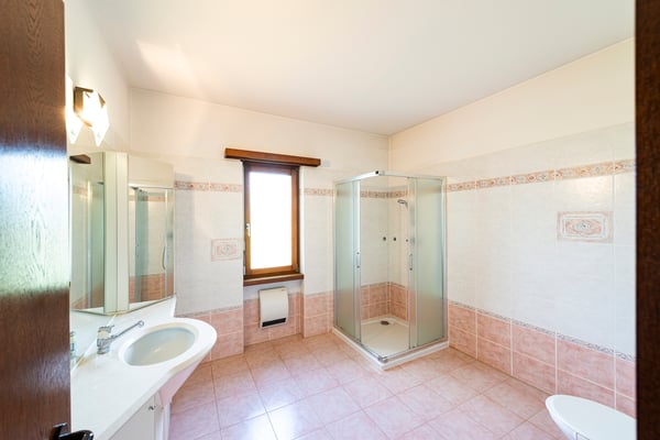 Casa bifamiliare con grande terreno edificabile 12