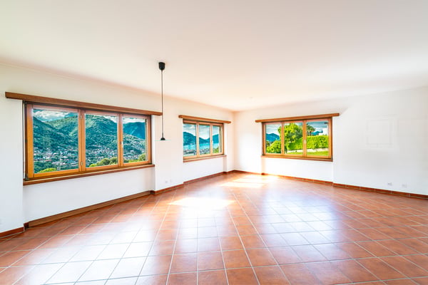 Casa bifamiliare con grande terreno edificabile 9