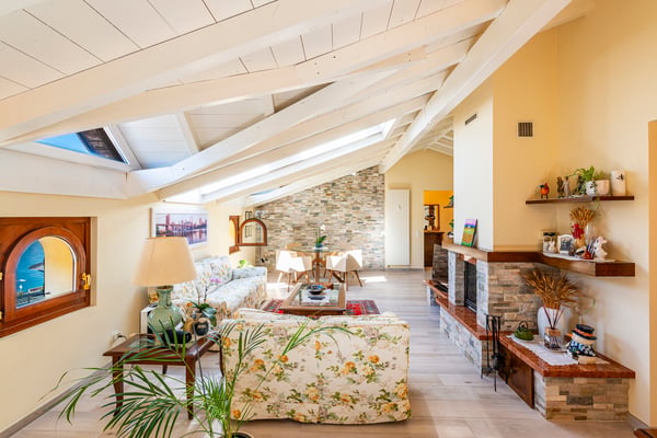 Caratteristico appartamento mansardato con vista lago 4