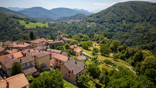 Casa d'epoca con giardino nel nucleo storico di Aranno 1