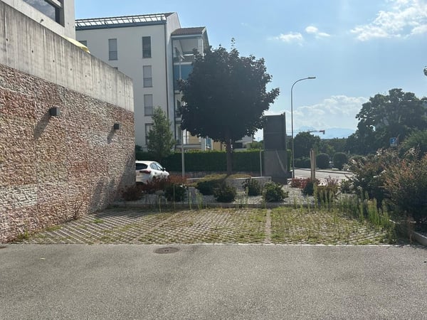 Ampio locale commerciale in zona strategica con 7 posti auto 9