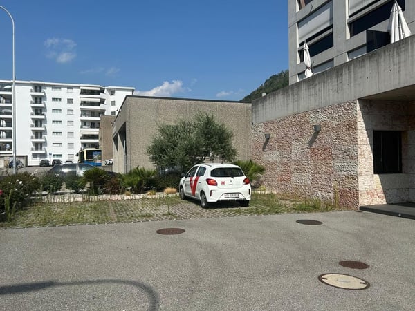 Ampio locale commerciale in zona strategica con 7 posti auto 8