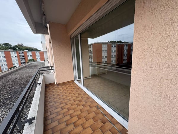 Luminoso 2.5 locali parzialmente arredato a Lugano 9