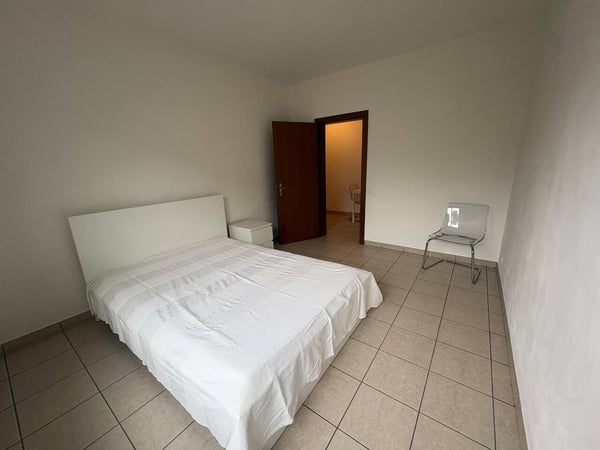 Luminoso 2.5 locali parzialmente arredato a Lugano 5