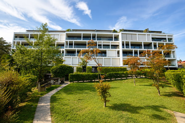 Moderno appartamento vista lago vicino al centro città 1