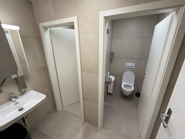 Helles, möbliertes Einzelbüro (18.6 m2) inkl. Domiziladresse & 24/7 Zugang in Cham 10