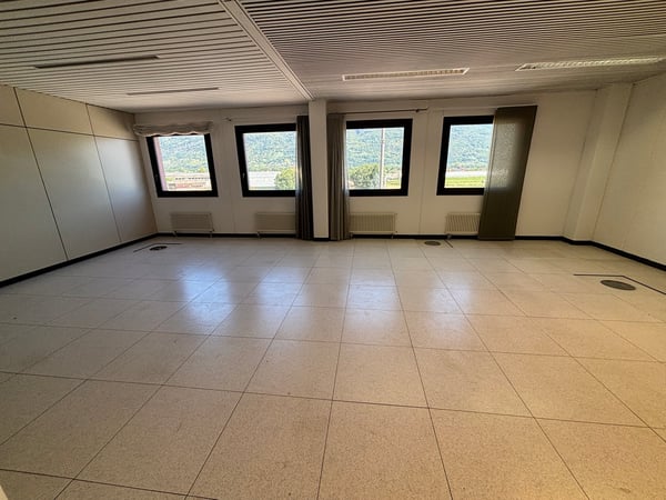 AFFITTASI A CADENAZZO SPAZIO COMMERCIALE DI CA. 78 mq 5