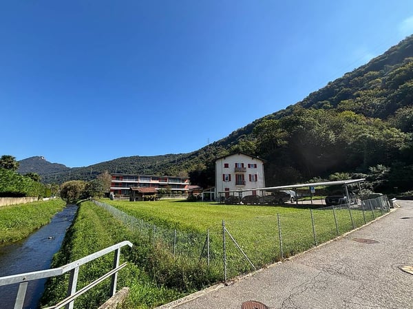 VENDESI STABILE A REDDITO CON TERRENO EDIFICABILE - BARBENGO 1