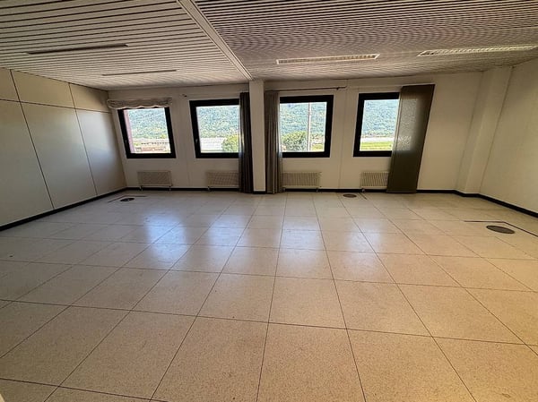 AFFITTASI SPAZIO COMMERCIALE DI CA. 78 mq A CADENAZZO 5