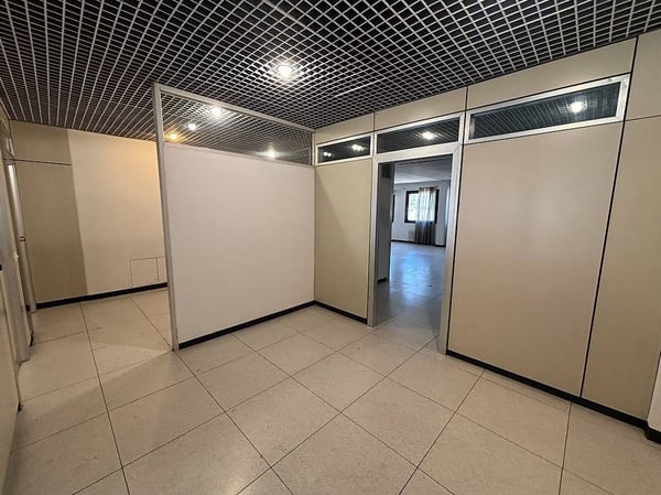 AFFITTASI SPAZIO COMMERCIALE DI CA. 78 mq A CADENAZZO 4
