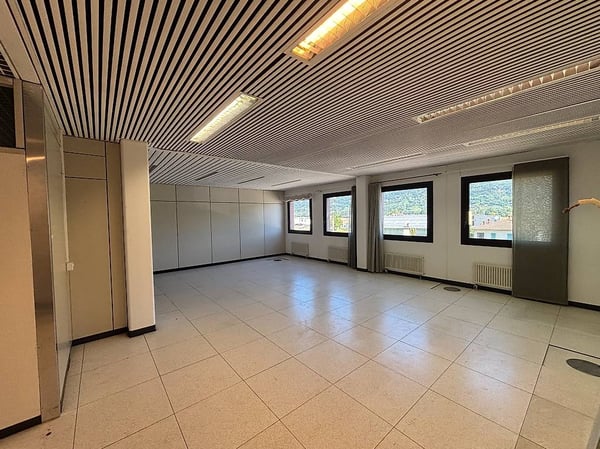 AFFITTASI SPAZIO COMMERCIALE DI CA. 78 mq A CADENAZZO 6