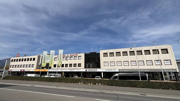 AFFITTASI A CADENAZZO SPAZIO COMMERCIALE DI CA. 102 mq 1
