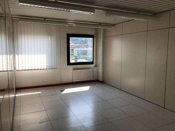 AFFITTASI A CADENAZZO SPAZIO COMMERCIALE DI CA. 102 mq 5