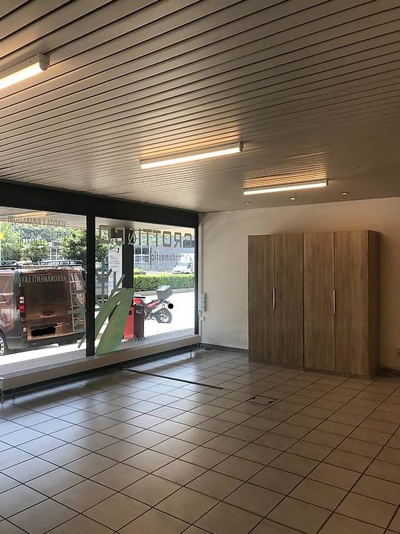 AFFITTASI A CADENAZZO SPAZIO COMMERCIALE CON VETRINA (120mq) 3