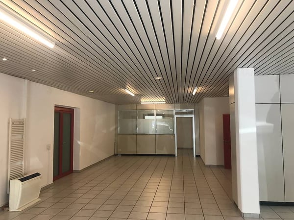 AFFITTASI A CADENAZZO SPAZIO COMMERCIALE CON VETRINA (120mq) 4