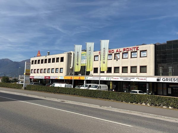 AFFITTASI A CADENAZZO SPAZIO COMMERCIALE CON VETRINA (120mq) 1