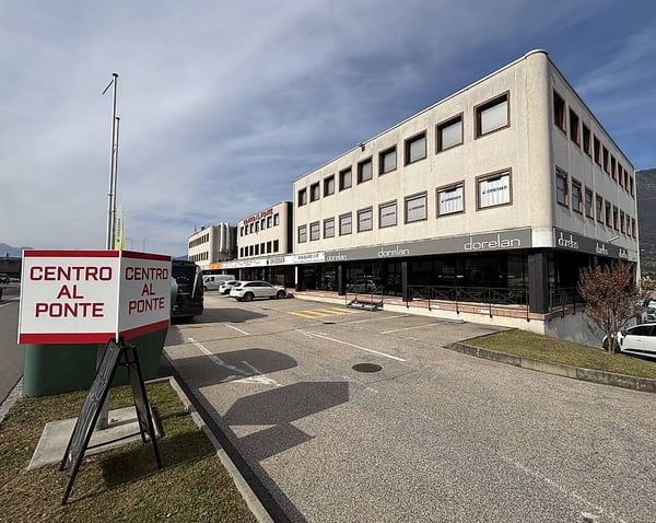 AFFITTASI A CADENAZZO SPAZIO COMMERCIALE DI CA. 130 mq 1