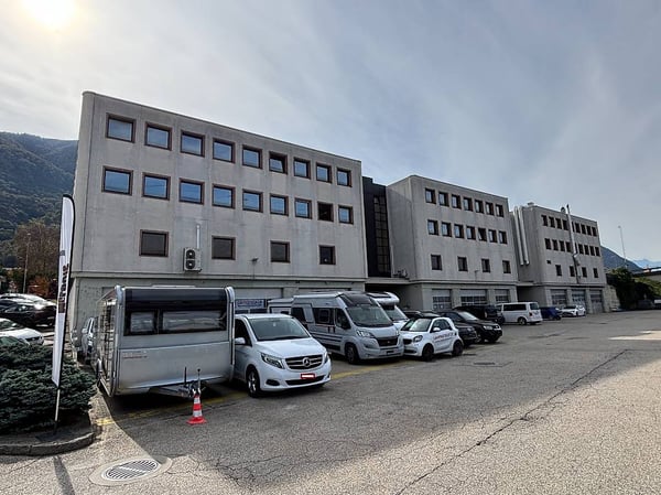 AFFITTASI A CADENAZZO SPAZIO COMMERCIALE DI CA. 130 mq 2