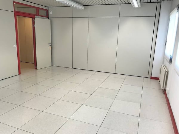 AFFITTASI A CADENAZZO AMPIO SPAZIO COMMERCIALE DI 140+52 mq 7