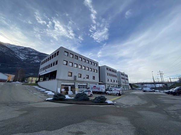 AFFITTASI A CADENAZZO AMPIO SPAZIO COMMERCIALE DI 140+52 mq 2