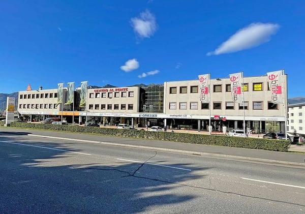 AFFITTASI A CADENAZZO AMPIO SPAZIO COMMERCIALE DI 140+52 mq 1
