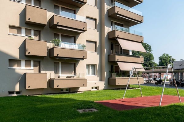 9500, Roggia, posteggio esterno 3