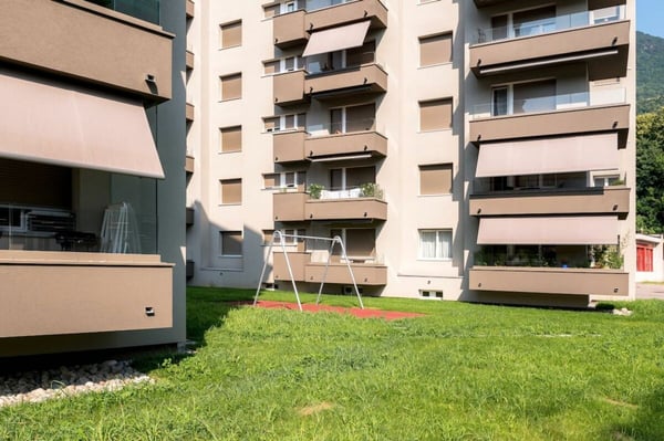 9500, Roggia, posteggio esterno 8