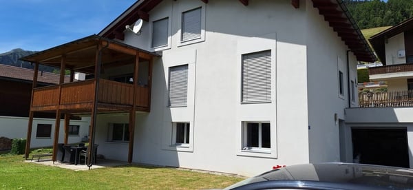 Ferien oder Wohnsitz, gemütliche Wohnung mit gedecktem Sitzplatz