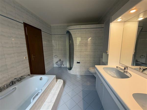 SEMIONE: Casa bifamiliare 9 locali 4