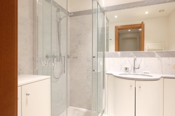 Affittasi appartamento di alto standing, lungolago Lugano al 3° Piano 16