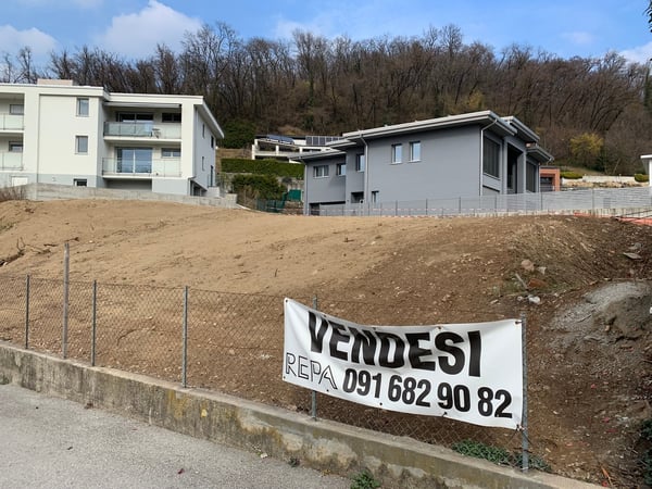 VENDESI TERRENO EDIFICABILE AD ARZO 2