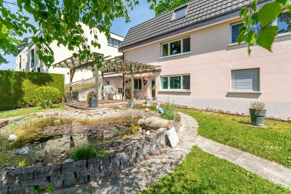 E troumhafti Wohnlag: Eifamiliehuus met Ilegerwohnig ond wonderbarem Garte 1
