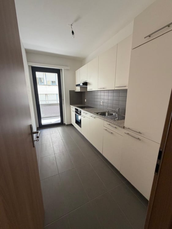 Luminoso appartamento di 4.5 locali con balcone a Lugano – Disponibile subito 2