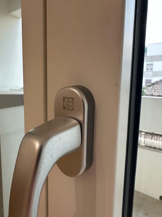 Moderno bilocale con balcone e vista montagna a Chiasso 2