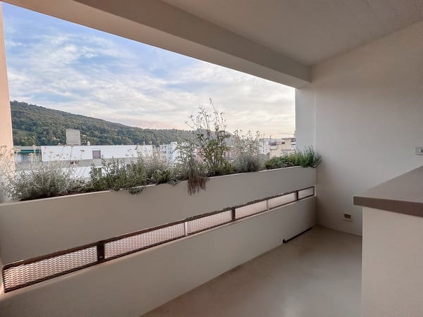 Moderno bilocale con balcone e vista montagna a Chiasso 1