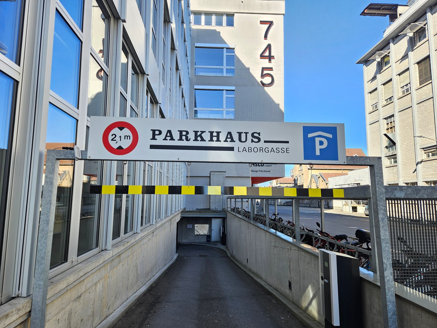 Entrance to a parking house with 'Parkhaus' and 'Laborgasse' sign