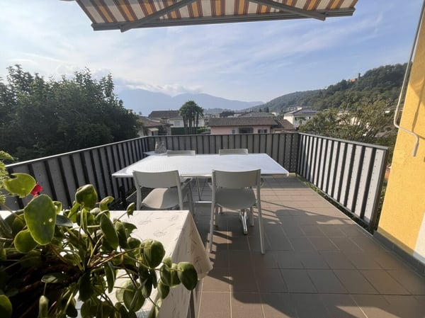 LOSONE - CASA BIFAMILIARE CON GRANDE GIARDINO 3