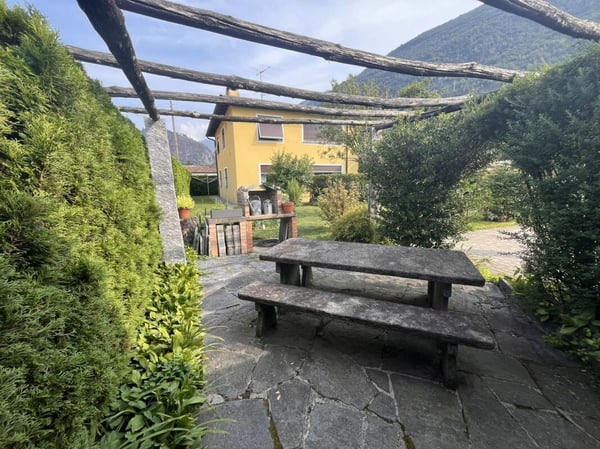 LOSONE - CASA BIFAMILIARE CON GRANDE GIARDINO 6