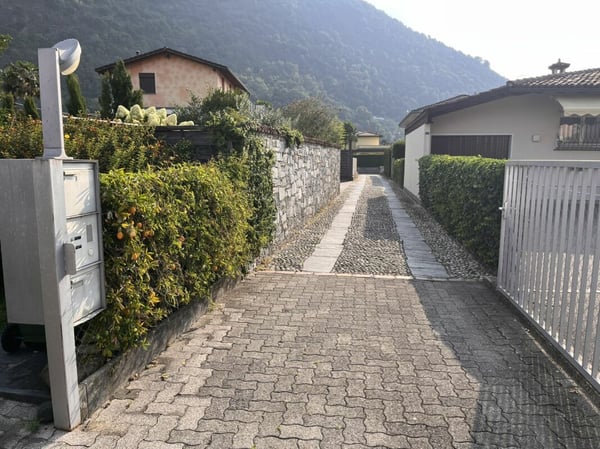 LOSONE - CASA BIFAMILIARE CON GRANDE GIARDINO 26