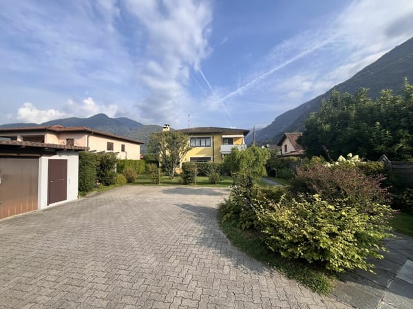 LOSONE - CASA BIFAMILIARE CON GRANDE GIARDINO 25