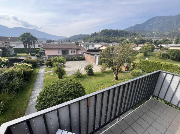 LOSONE - CASA BIFAMILIARE CON GRANDE GIARDINO 4