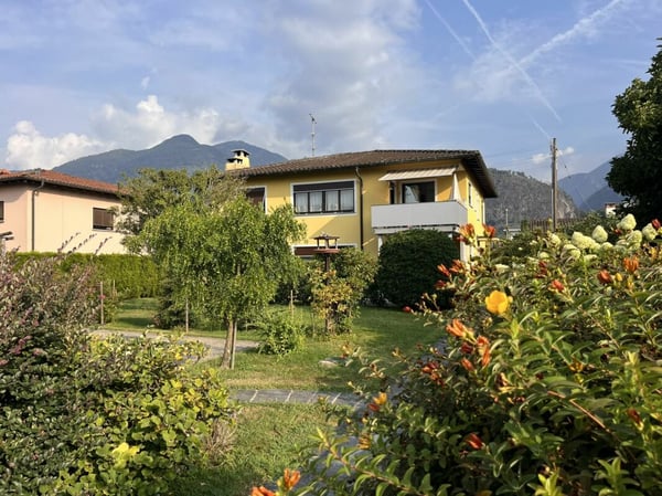 LOSONE - CASA BIFAMILIARE CON GRANDE GIARDINO 1