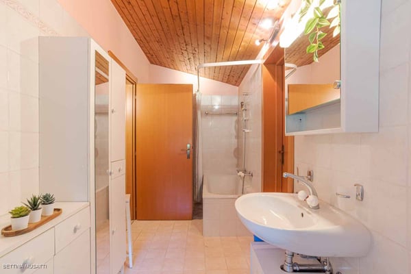 CAPOLAGO – TRADITIONELLES HAUS MIT WEINKELLER: TRADITION UND ERHOLUNG 8
