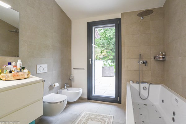 VACALLO – ATTICO ESCLUSIVO CON TERRAZZE PANORAMICHE E JACUZZI IN POSIZIONE PRESTIGIOSA 11