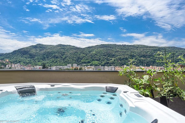 VACALLO – ATTICO ESCLUSIVO CON TERRAZZE PANORAMICHE E JACUZZI IN POSIZIONE PRESTIGIOSA 3
