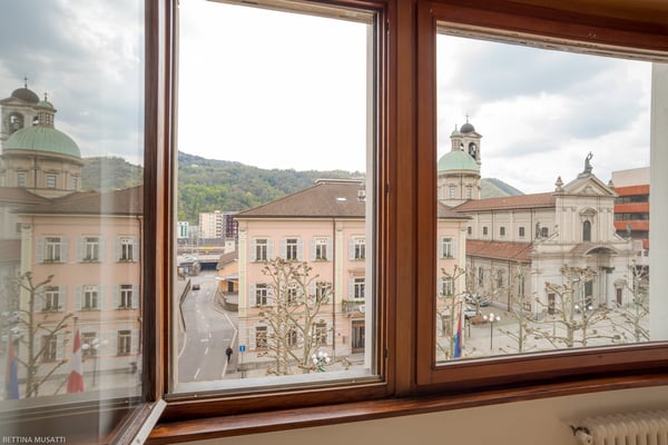 CHIASSO ZENTRUM – 1.5 LOKALE IN DER CORSO SAN GOTTARDO ZU VERMIETEN 1