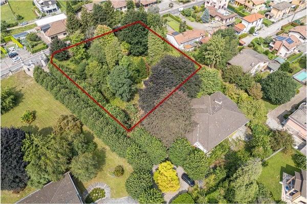 ALBIOLO - STILE E FUNZIONALITA’:VILLA INDIPENDENTE CON CARATTERE UNICO E TERRENO EDIFICABILE 12