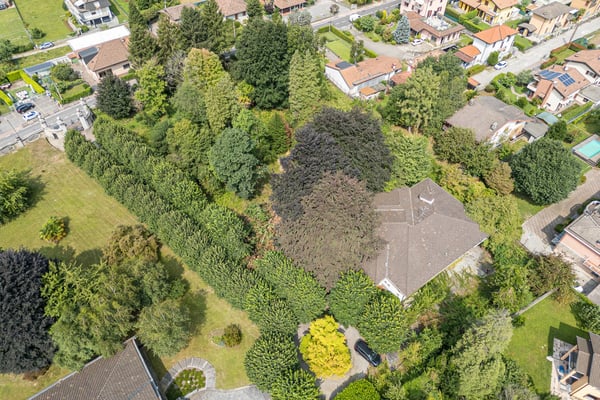 ALBIOLO - STILE E FUNZIONALITA’:VILLA INDIPENDENTE CON CARATTERE UNICO E TERRENO EDIFICABILE 3